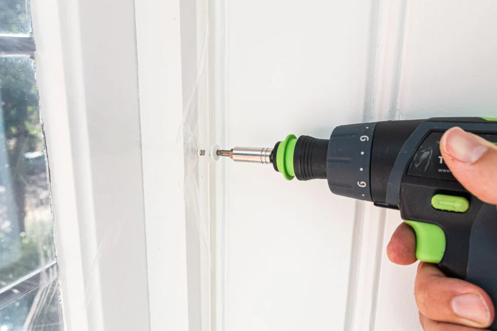 Plan, paso a paso, para la instalación fija con tornillos